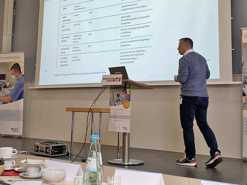 carsten-hermes-seminare Carsten Hermes auf einer Bühne während eines seiner vielen Seminare.